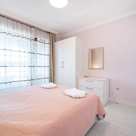 La Mer Luxury 4 Apartment